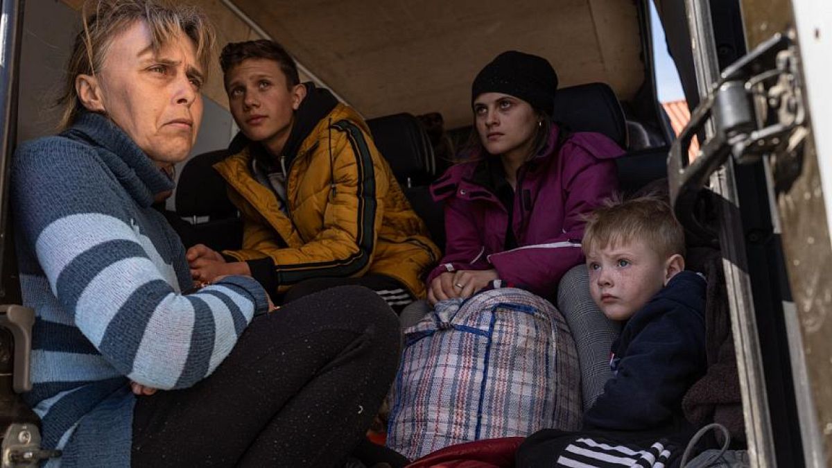 Von links nach rechts: Oksana Gavrielutca (41) sitzt mit ihren Kindern Oleg (18), Diana (17) und Vlad (5) in einem Bus, nach der Flucht aus Snigiriovka im Bezirk Mikolaiv.