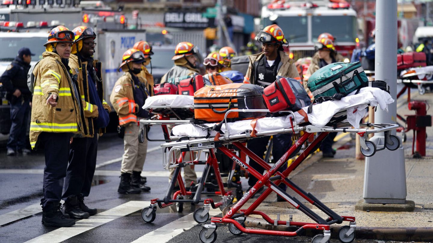 Νέα Υόρκη: Ένοπλος άνοιξε πυρ στο μετρό - «Πολλοί επιβάτες δέχτηκαν πυρά» |  Euronews