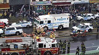Déploiement de policiers et de pompiers dans le quartier de Brooklyn (New-York, Etats-Unis), le 12/04/2022