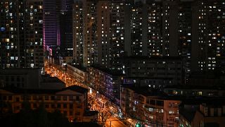 منطقة سكنية في الليل أثناء الإغلاق جراء كوفيد-19 في شنغهاي. 9 أبريل- نيسان 2022.