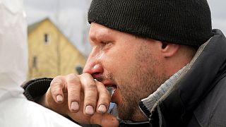 Un homme pleure en découvrant le corps de son petit frère lors de l'exhumation de personnes tuées pendant l'occupation russe à Boutcha, en Ukraine, vendredi 8 avril 2022. 