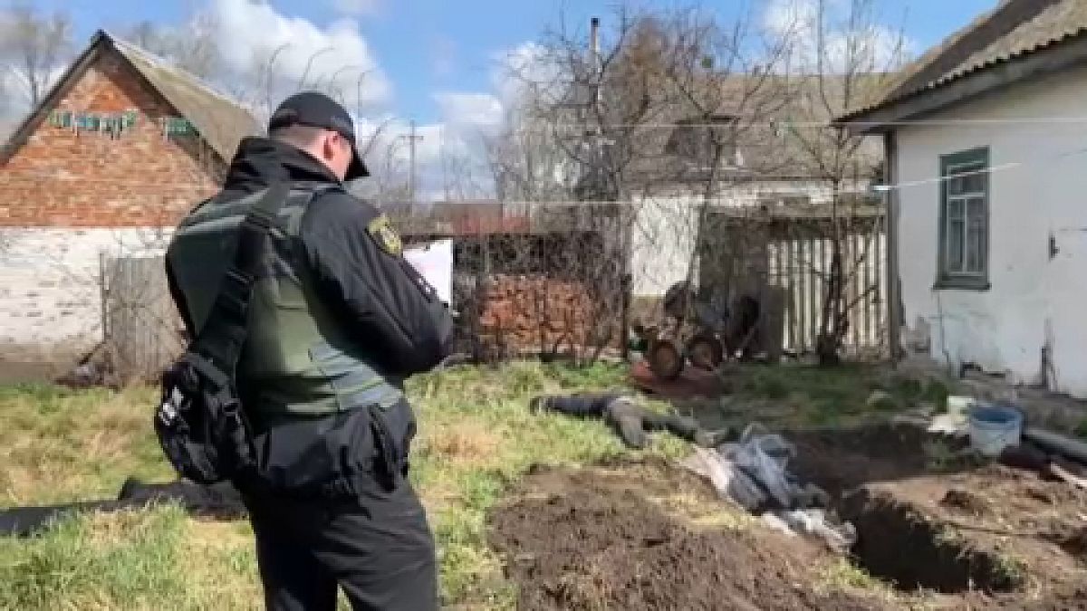 Un policía en un lugar en el que se han exhumado cuerpos de ucranianos