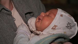 Un bimbo ucraino nella maternità di Mariupol