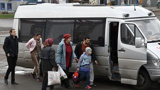 Flüchtlinge steigen in Kramatorsk in einen Kleinbus