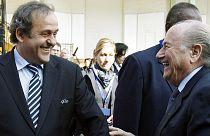 Michel Platini (balra) és Sepp Blatter az UEFA 35. kongresszusán a párizsi Grand Palais-ban 2011. március 22-én.