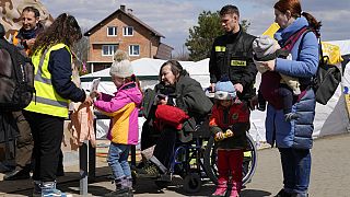 Refugiados que cruzan la frontera entre Ucrania y Polonia