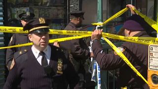 La policía de Nueva York busca al primer sospechoso del tiroteo en el metro de Brooklyn