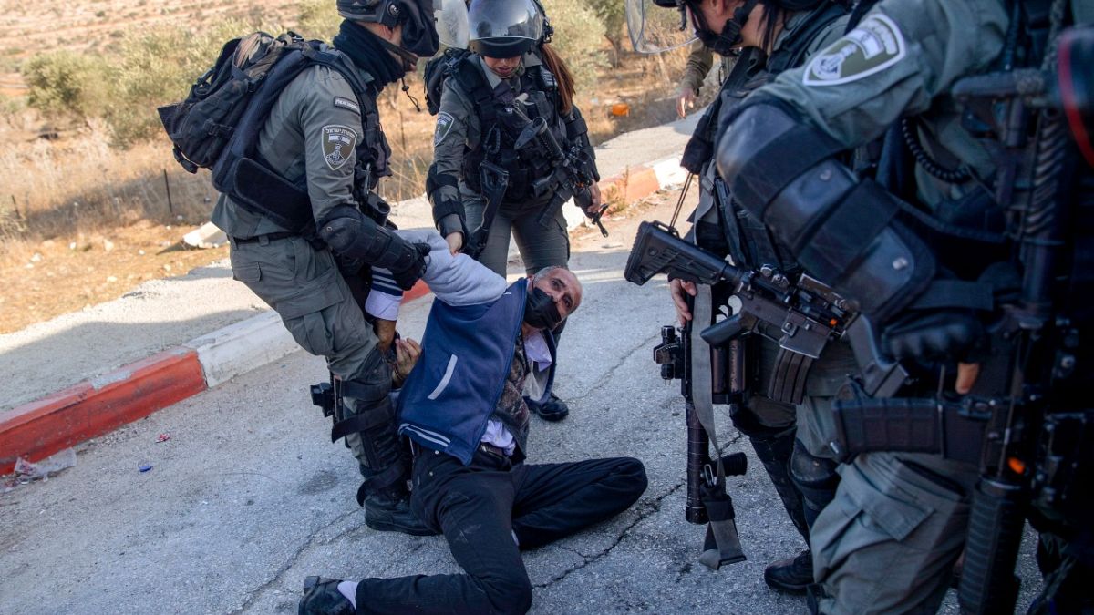 القوات الإسرائيلية تعتقل فلسطينيا في قرية اللبن الشرقية بالقرب من مدينة نابلس بالضفة الغربية المحتلة.