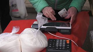 Cukrot árulnak a jaroszlavli ideiglenes piacon.