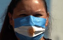 Manifestante en la protesta en la Plaza de Mayo de Buenos Aires por la subido de los precios de los alimentos