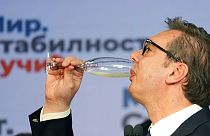 Le président serbe Aleksandar Vucic boit du champagne au soir de sa réélection le 3 avril 2022