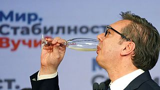 Le président serbe Aleksandar Vucic boit du champagne au soir de sa réélection le 3 avril 2022