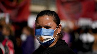 Una manifestante con la mascherina raffigurante la bandiera argentina. (Buenos Aires, 12.4.2022)