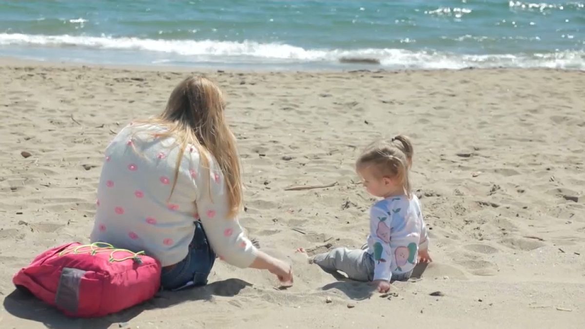 Александра с дочерью Верой на пляже во Франции