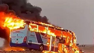 Il bus andato in fiamme.