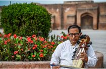 زوهيب حسن  يعزف على أوتار آلة السارانغي- باكستان