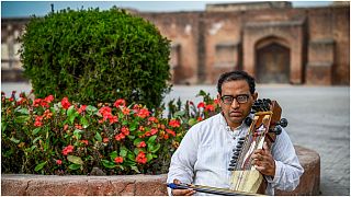 زوهيب حسن  يعزف على أوتار آلة السارانغي- باكستان