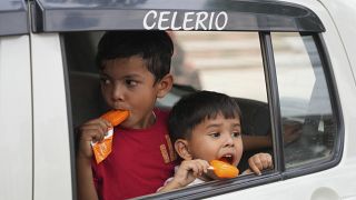 Дети едят мороженое в штате Уттар-Прадеш