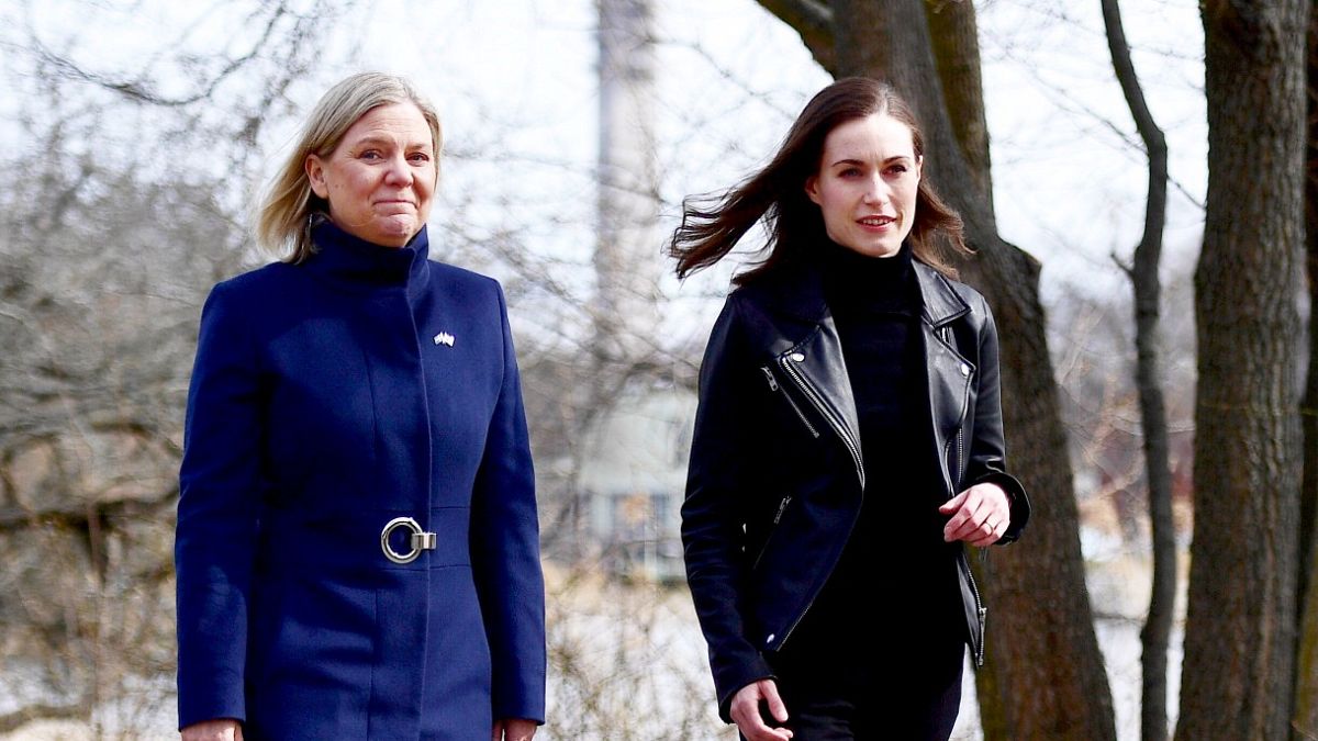 İsveç Başbakanı Magdalena Andersson (solda) ve Finlandiya Başbakanı Sanna Marin, Stockholm'de bir araya geldi, 13 Nisan 2022