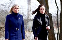 İsveç Başbakanı Magdalena Andersson (solda) ve Finlandiya Başbakanı Sanna Marin, Stockholm'de bir araya geldi, 13 Nisan 2022