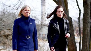 İsveç Başbakanı Magdalena Andersson (solda) ve Finlandiya Başbakanı Sanna Marin, Stockholm'de bir araya geldi, 13 Nisan 2022