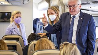 Präsident Frank-Walter Steinmeier im Flugzeug auf der Reise nach Polen