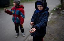 Un niño muestra el casquillo de una bala en Bucha, en las afueras de Kiev, Ucrania, el 13 de abril de 2022.