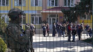 Un soldat russe devant l'école de Volnovakha, lundi 12 avril.