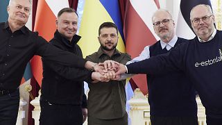 Der ukrainische Präsident Wolodymyr Selenskyj mit seinen vier Gästen