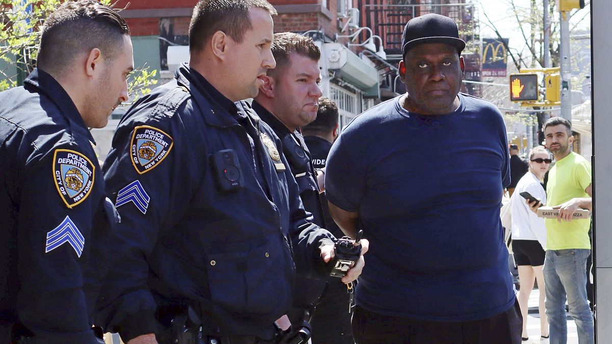 Арест Фрэнка Джеймса, обвиняемого в стрельбе в метро Нью-Йорка