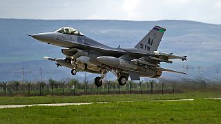 Ein F16-Kampfjet startet von einem Luftwaffenstützpunkt in Campia Turzii, Rumänien. 