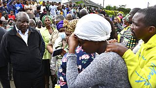 Президент ЮАР Сирил Рамафоса с пострадавшими