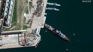 الطراد موسكفا في ميناء سيفاستوبول في شبه جزيرة القرم في 7 أبريل 2022. صورة التقطت عبر قمر صناعي قدمتها ماكسار