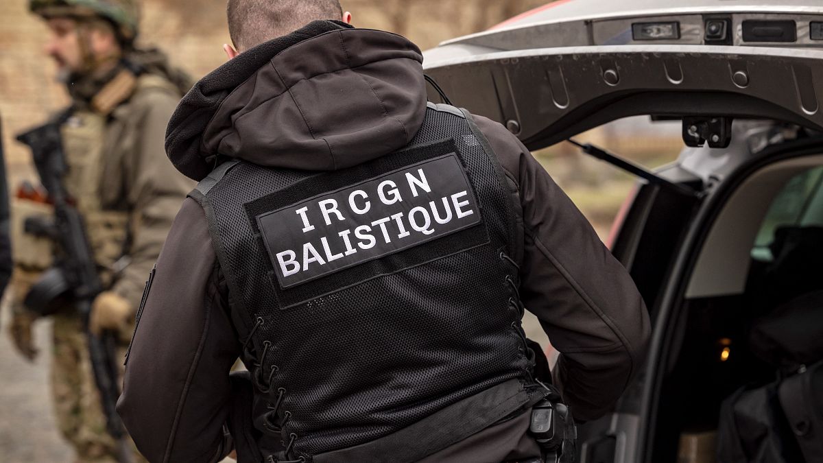 Французские криминалисты у обстрелянного автомобиля в Буче