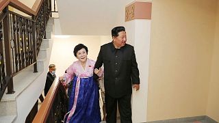 کیم جونگ اون، رهبر کره شمالی از خانه جدید ری چون هی، گوینده رادیو تلویزیون مرکزی کره بازدید می‌کند