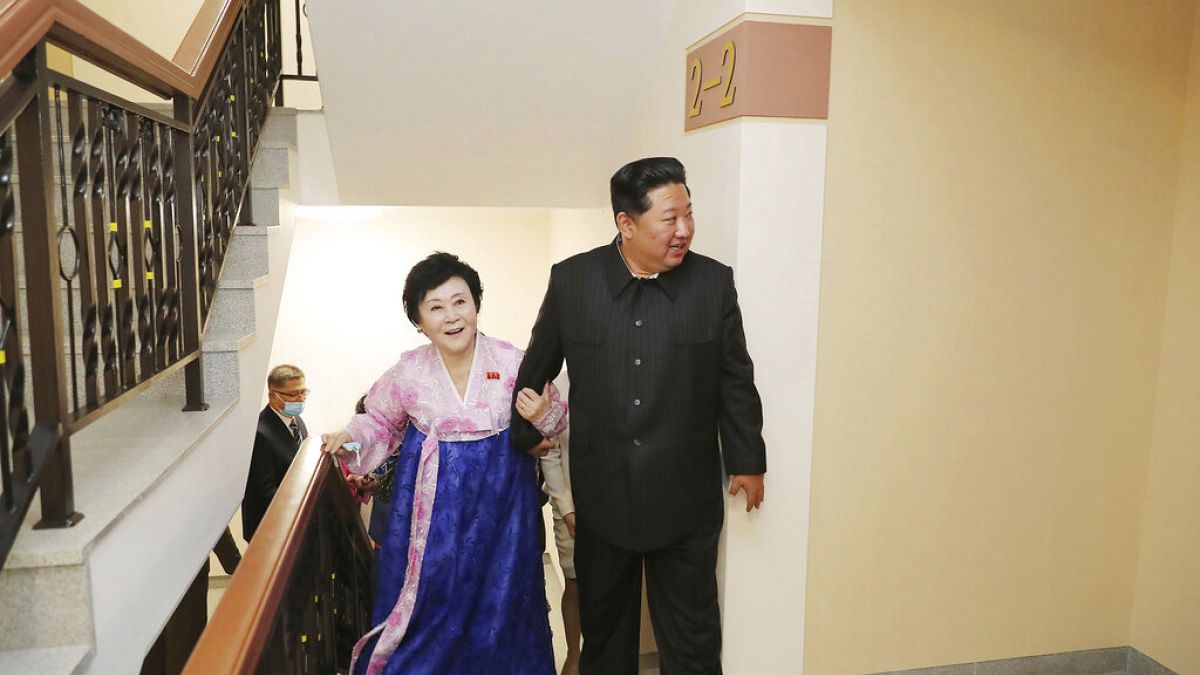 Ο Κιμ Γιονγκ Ουν επισκέπτεται το διαμέρισμα που δώρισε στη διάσημη παρουσιάστρια των ειδήσεων