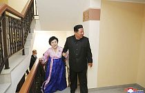 Ο Κιμ Γιονγκ Ουν επισκέπτεται το διαμέρισμα που δώρισε στη διάσημη παρουσιάστρια των ειδήσεων