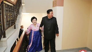 Kuzey Kore lideri Kim Jong Un, "pembe kadın" olarak bilinen devlet medyası spikeri Ri Chun Hi'ye (79) lüks bir ev hediye etti