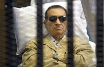 الرئيس المصري السابق حسني مبارك على نقالة داخل قفص في محكمة أكاديمية الشرطة في القاهرة، مصر، يوم السبت 2 يونيو / حزيران 2012
