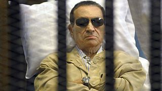 الرئيس المصري السابق حسني مبارك على نقالة داخل قفص في محكمة أكاديمية الشرطة في القاهرة، مصر، يوم السبت 2 يونيو / حزيران 2012