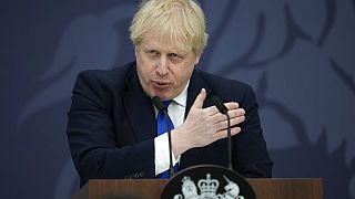 El primer ministro británico, Boris Johnson, pronuncia un discurso en el aeropuerto de Lydd, al sureste de Inglaterra, el jueves 14 de abril de 2022
