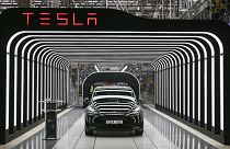 سيارات تيسلا الكهربائية من طراز Y في مصنع تيسلا في برلين، ألمانيا.