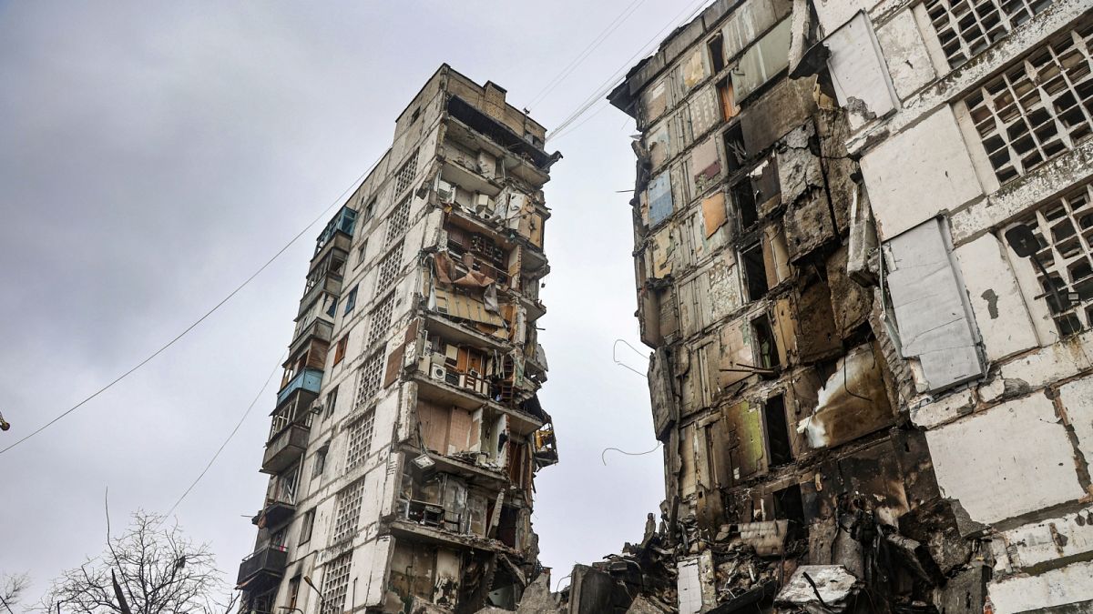 Szétlőtt házak Mariupolban