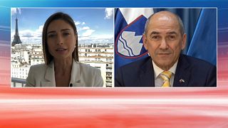 Euronews-Korrespondentin Anelise Borges während des Interviews mit Janek Jansa