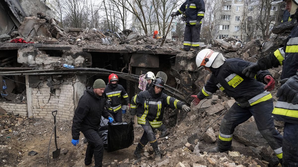 Rettungskräften bei Arbeiten in Borodjanka (Aufnahme vom 9. April 22)