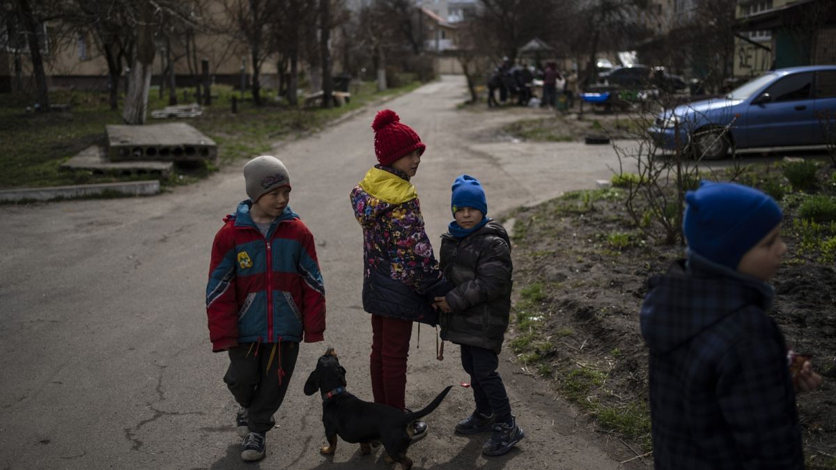 Gyerekek játszanak az orosz tömeggyilkosságról elhíresült Bucsa városkában