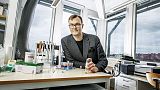 Dr Kaspar Moth-Poulson und sein Team haben einen Weg gefunden, Solarenergie bis zu 18 Jahre lang zu speichern.
