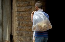 رجل يحمل خبزا خارج مخبز في بيروت، لبنان، السبت 27 يونيو 2020 
