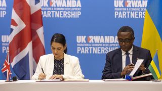 Die britische Innenministerin Priti Patel und der ruandische Außenminister Vincent Biruta bei der Unterzeichnung des Abkommens