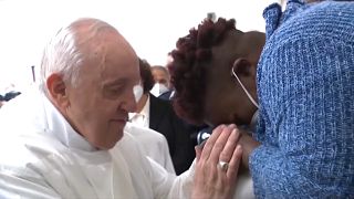 El papa Francisco postrado ante un preso en la cárcel de Civitavecchia, Italia